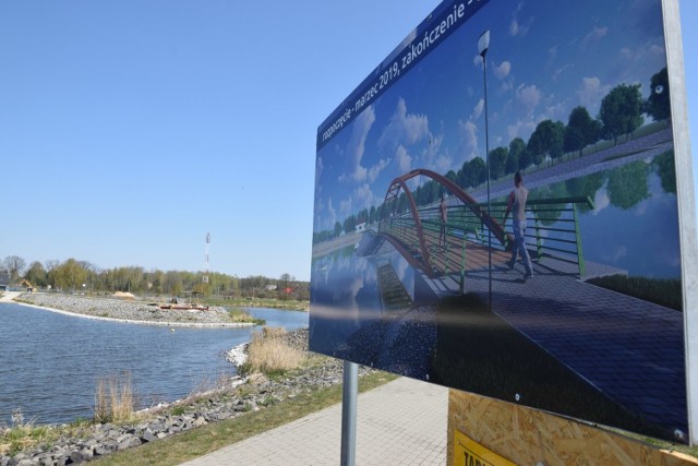 Budowa mostu nad zalewem kluczborskim, czyli zbiornikiem retencyjnym w Ligocie Górnej.