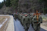 Droga krzyżowa z Birczy do Łomnej z udziałem mieszkańców gminy i żołnierzy. Zobacz zdjęcia