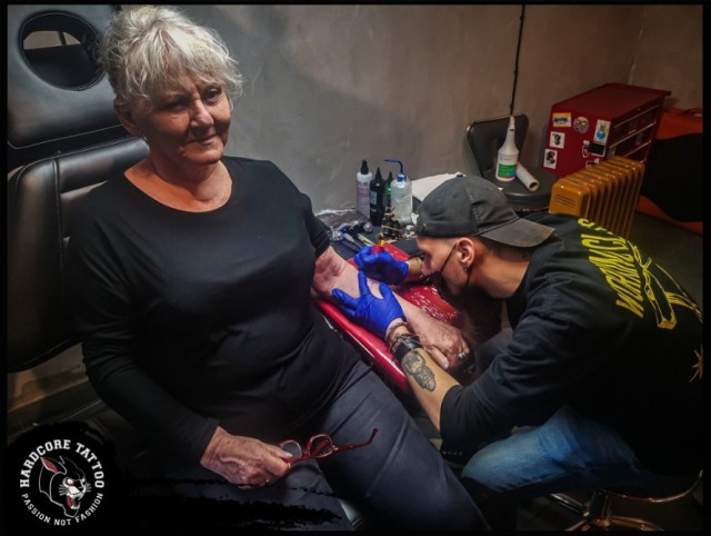 79-latka z Krakowa zrobiła swój pierwszy tatuaż! Jest jedną z najstarszych klientek studiów tatuażu w Polsce