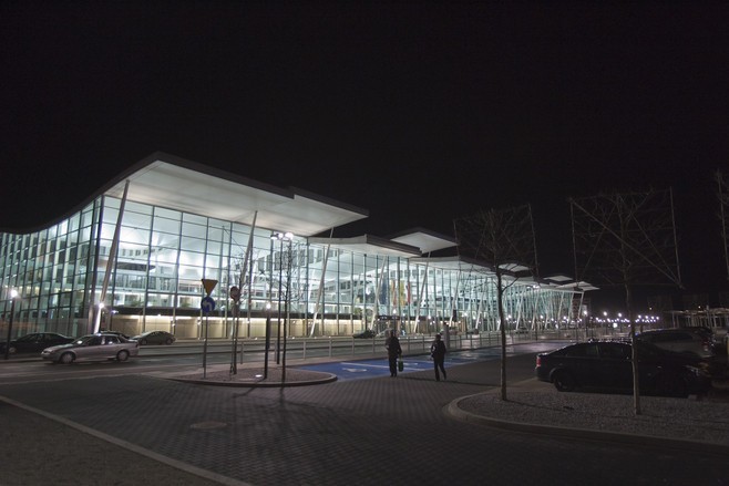 Wrocław: Pierwsi pasażerowie w nowym terminalu (ZDJĘCIA, FILM)