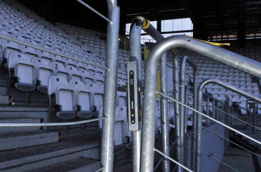 Derby Krakowa: zadyma na meczu, zniszczony stadion Cracovii [ZDJĘCIA]
