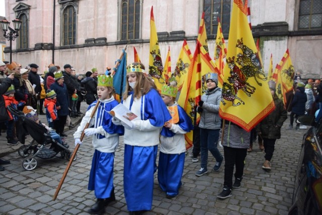 Wydarzenie jest organizowane przez wspólnoty lokalne – parafie, rodziny, szkoły, sąsiadów.