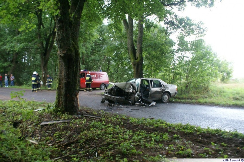 Wypadek w Mieruniszkach. Auto uderzyło w drzewo [zdjęcia]