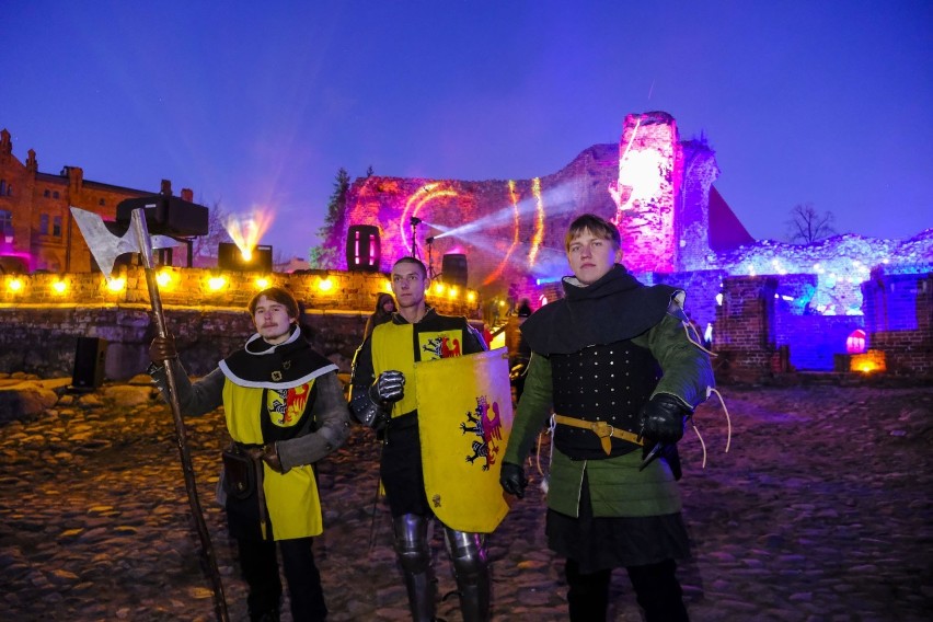 Tak prezentuje się oświetlony zamek krzyżacki w Toruniu