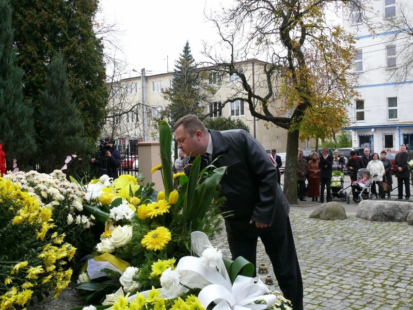 Pod pomnikiem Jana Pawła II złożono kwiaty