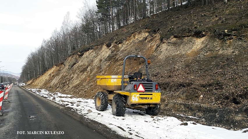 Oryginalny materiał do budowy geogródka, zwożony jest do...