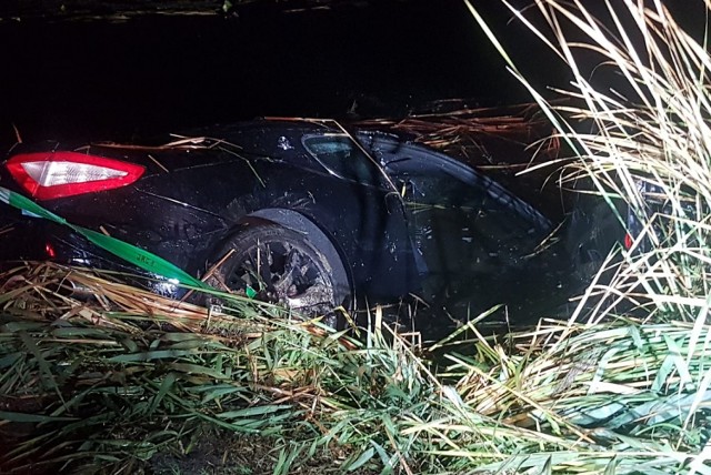 Oficer dyżurny policji odebrał w sobotę nietypowe zgłoszenie o zatopionym w przydrożnym stawie samochodzie marki Maserati. Jak luksusowe auto znalazło się w wodzie?