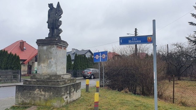 Zabytkowy pomnik świętego Floriana na skrzyżowaniu ulic Kusocińskiego, Różanej i Partyzantów we Włoszczowie jest już bardzo zniszczony.