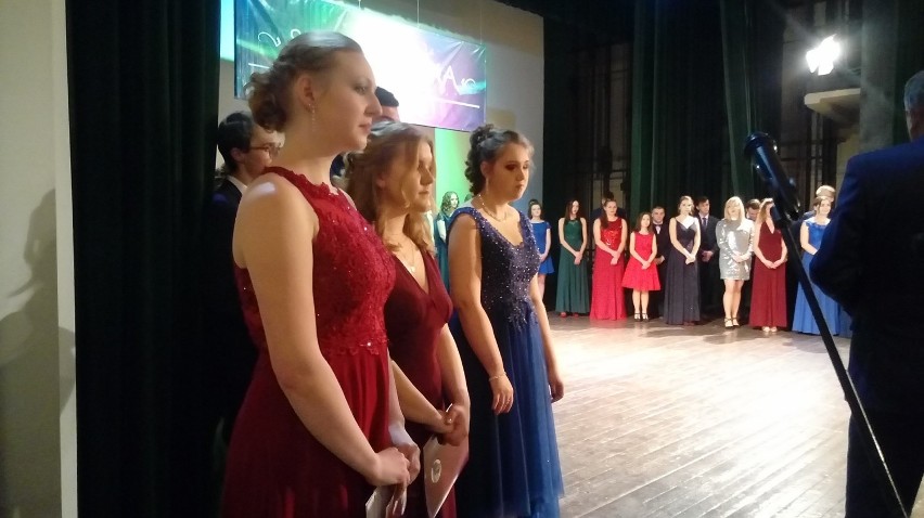Licealiści z Wąbrzeźna na 100 dni przed maturą zatańczyli...