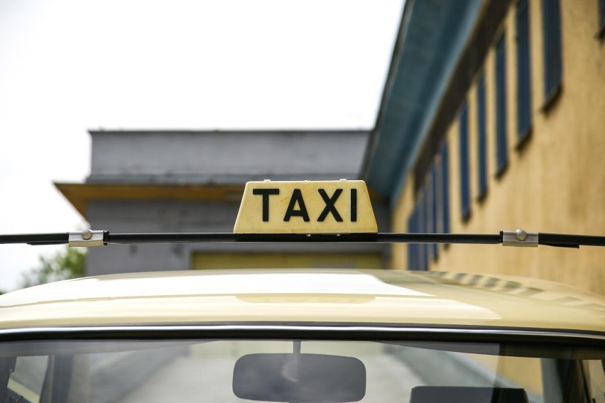 Krakowscy taksówkarze wzięci pod lupę. Posypały się mandaty, zatrzymano 9 dowodów rejestracyjnych 