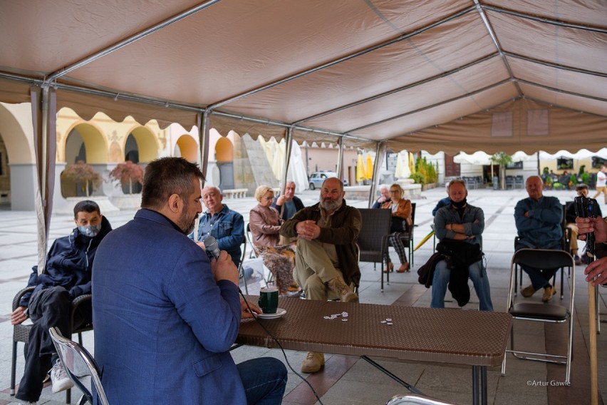 Tarnów. Prof. Fryderyk Zoll debatował pod Ratuszem [ZDJĘCIA]