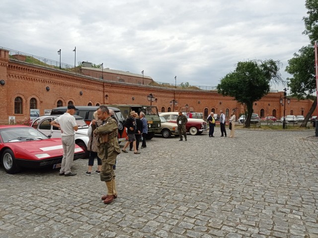 W tym roku klasyczne samochodu można było już podziwiać przed Muzeum Twierdzy Toruń