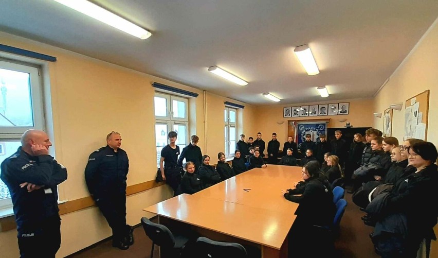 Policjanci spotkali się z uczniami liceum Powiatowego Zespołu Szkół nr 1 w Kościerzynie
