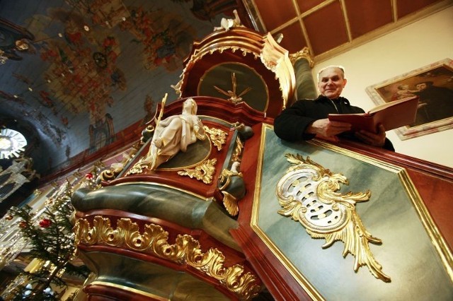 Na zdjęciu ks. Józef Frąc prezentuje wyremontowaną w 2010 ambonę kościoła parafialnego pod wezwaniem Św. Marcina w Jeleniej Gorze