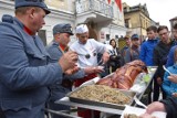 Świętowanie gorliczan. Na płytę Rynku wjechał pieczony prosiak z kaszą. Chętnych na skosztowanie nie brakuje