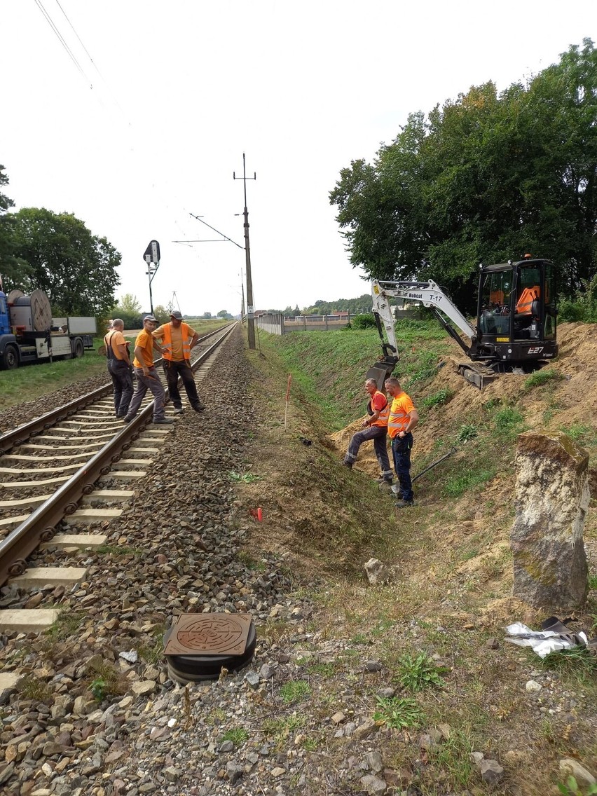 Powstaje sygnalizacja świetlna na jednym z niebezpiecznych przejazdów kolejowych w powiecie obornickim. Pomogła petycja mieszkańców