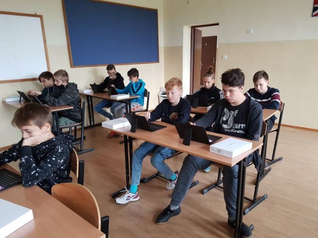 Szkoła w Sadłowie otrzymała sprzęt komputerowy o wartości ponad 24 tys. zł