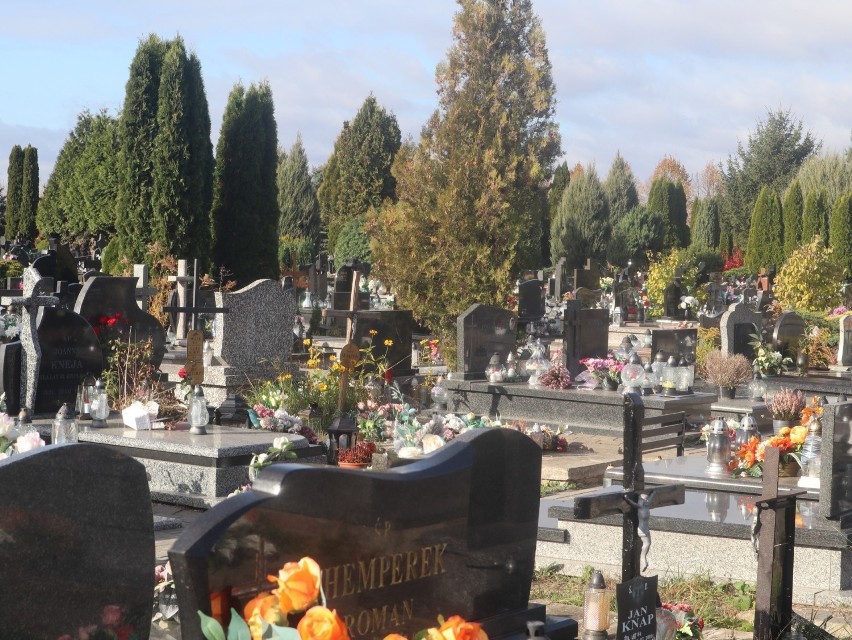„Boimy się obostrzeń takich jak w ubiegłym roku”. Lublinianie zaczynają porządkować groby przed dniem Wszystkich Świętych