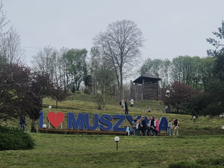 Muszyna. Ogrody Sensoryczne i Tematyczne cieszą się wielką popularnością. Turyści dopisują. Zobacz zdjęcia 25.05.2023