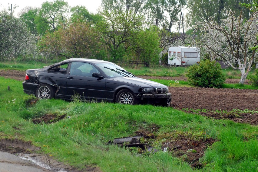 Wypadek w Kamieniu: Samochód wypadł z drogi