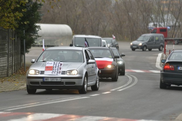 „Radomski Zryw” w piątek zorganizował strajk samochodowy przedsiębiorców, pracowników i wszystkich wolnych ludzi. Demonstranci spotkali się na na parkingu Auchan przy ulicy Żółkiewskiego. Następnie demonstranci przejechali w stronę ronda warszawskiego i ulicą Warszawską przez Szarych Szeregów, Mireckiego, Limanowskiego, Mariacką, Młodzianowską, 1905-go roku, Grzecznarowskiego, Słowackiego, 25-go Czerwca, Żwirki i Wigury, 11go Listopada, Chrobrego, Żółkiewskiego, Czarnieckiego, Maratońska, Łukasika, Wierzbicka, kończąc na parkingu E. Leclerc.

Swoje samochody okleili postulatami, to między innymi „Wolność, godność, własność”, „Stop lockdown, otworzyć gospodarkę”, czy „Zostawcie nas w spokoju, dajcie spokojnie pracować i żyć”. Wiele osób przed samym startem twierdziło, że rząd Prawa i Sprawiedliwości nie ma pomysłu na wyjście z kryzysu i zażegnanie pandemii koronawirusa.

>