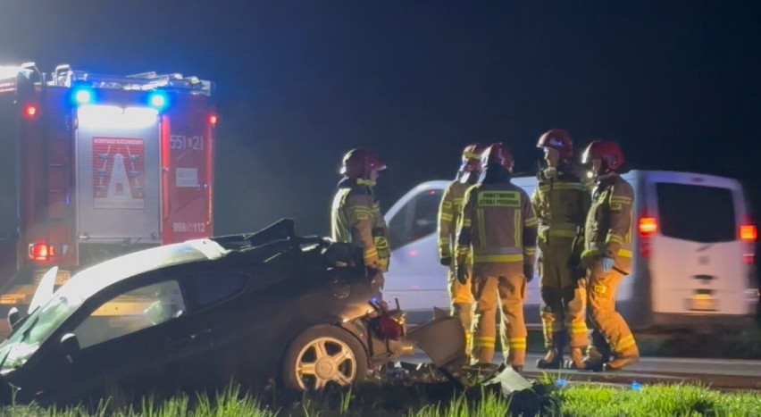 Wypadek na wjeździe do Wielunia.Kierowca hyundaia uderzył w dwa zaparkowane mercedesy