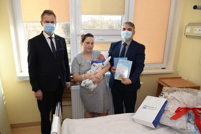 Starosta wraz z dyrektorem szpitali odwiedzili pierwsze dziecko urodzone w 2023 roku z powiatu limanowskiego. Dawid otrzymał "wyprawkę" a dumna mama gratulacje