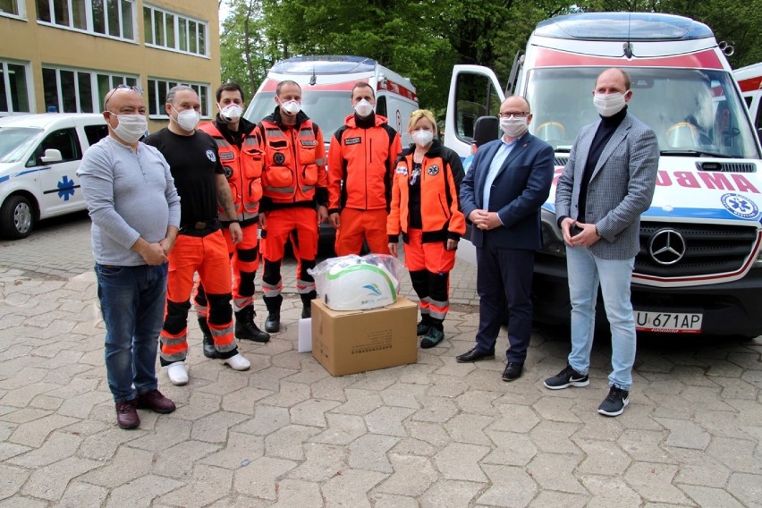 Burmistrz Kraśnika przekazał pogotowiu ratunkowemu urządzenie do dezynfekcji karetek. Zdjęcia
