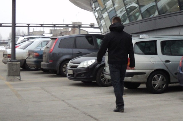 Po ośmiu godzinach pracy za parkowanie auta zmotoryzowany pracownik musi zapłacić 30 zł.