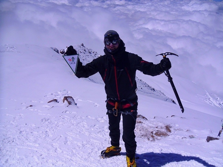 Marcin Helak wszedł na Elbrus. Wyczyn dedykował Fundacji...