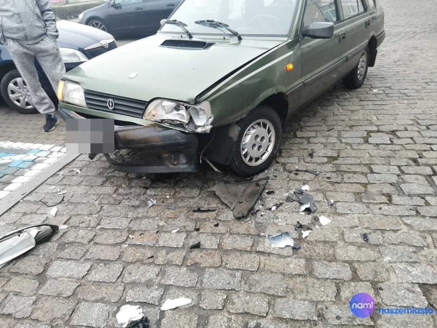 Wypadek poloneza z fordem na Zielonym Rynku we Włocławku