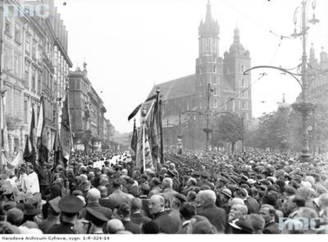 Fragment procesji na Rynku Głównym. W głębi widoczny kościół Mariacki.

Ponad 180 tysięcy fotografii z Narodowego Archiwum Cyfrowego www.nac.gov.pl