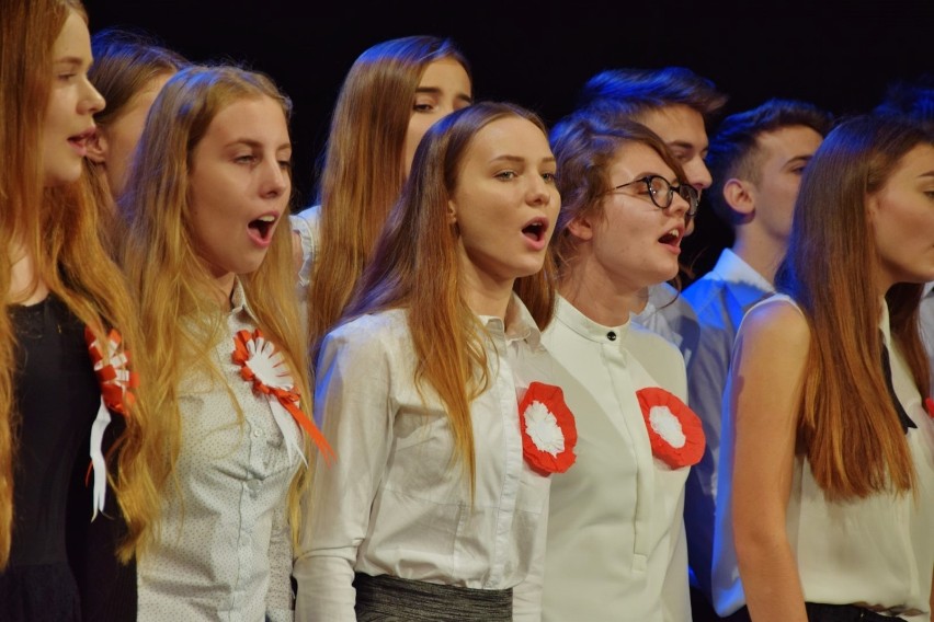 Patriotyczny koncert odbył się w Teatrze Miejskim w ramach unijnego projektu Specjalnego Ośrodka Szkolno-Wychowawczego w Sieradzu (fot)
