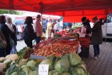 Na targowisku w Radomsku handel kwitnie. Jakie ceny warzyw i owoców? 24.05 [ZDJĘCIA]