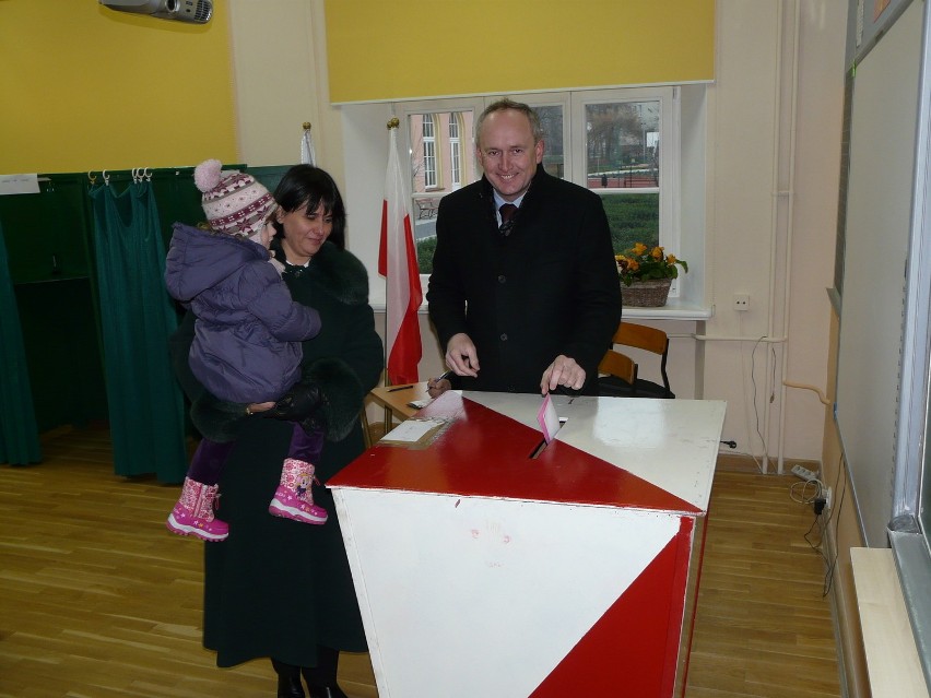 Dariusz Misztal wraz z rodziną głosował w Szkole Podstawowej...