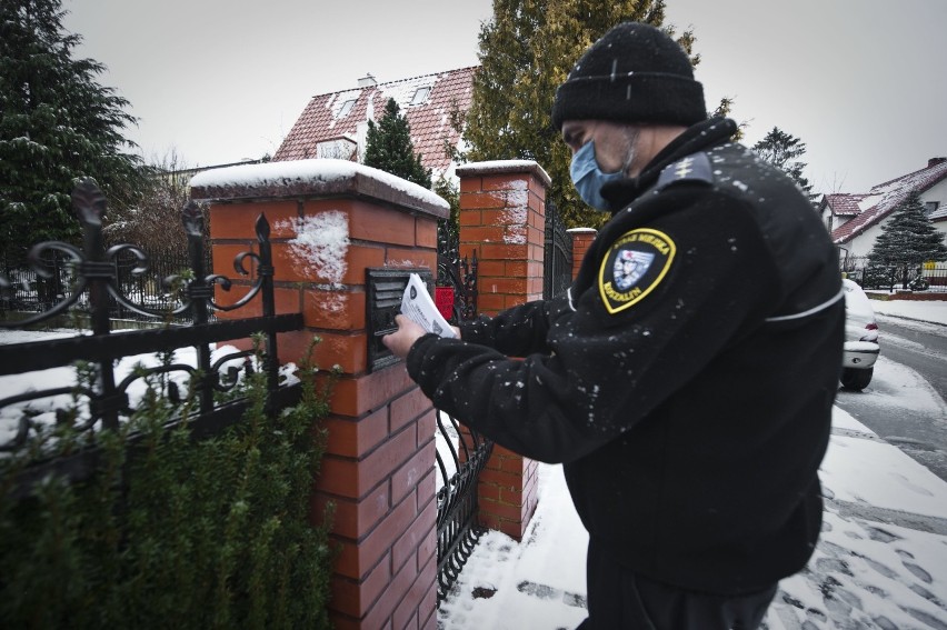 Strażnicy miejscy przypominają mieszkańcom o obowiązki...