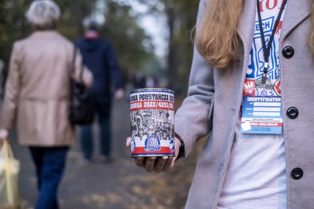 Wolontariusze zbierający pieniądze na renowację nagrobków wyposażeni są w identyfikatory i oznaczone puszki.