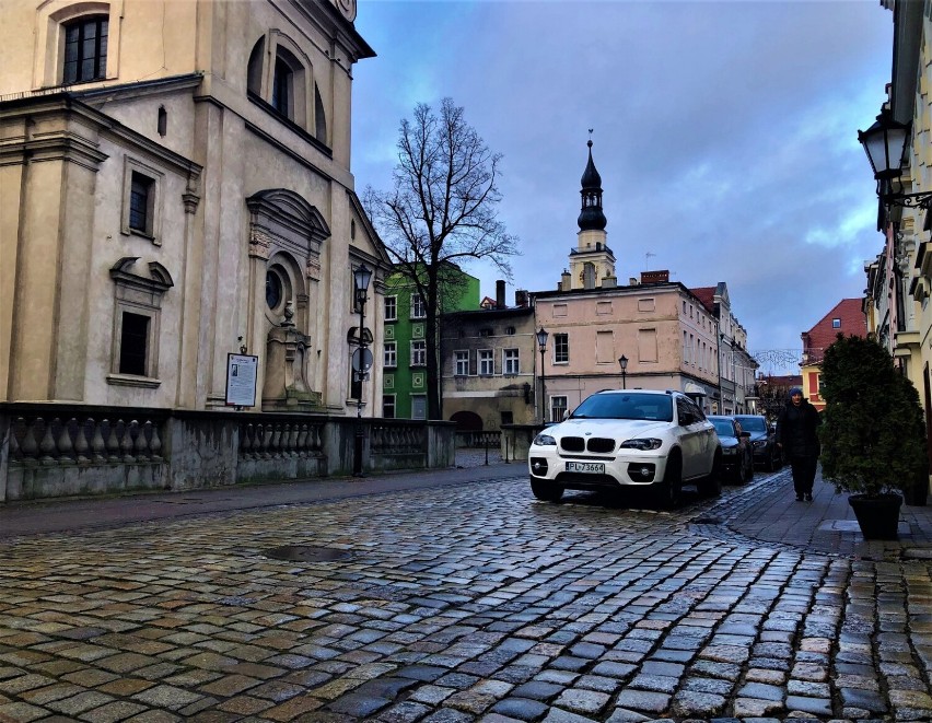 Brukowane uliczki w centrum Leszna. Kilka z nich robi naprawdę dobre wrażenie