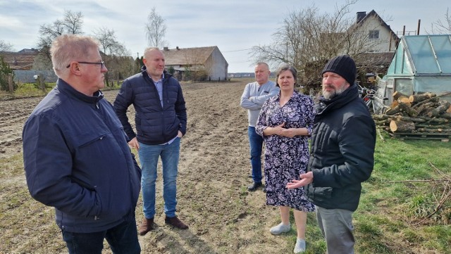 Mieszkańcy Grabowa zauważają, że maszt telefonii komórkowej może stanąć na polach i łąkach poza wsią.