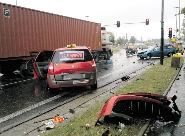 Do wypadku doszło na ul. Puszkina - tu kierowca taksówki uderzył w latarnię a następnie w forda.