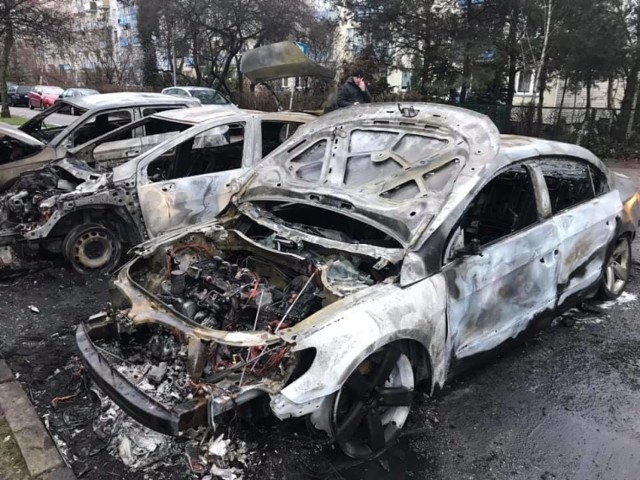 Ze wstępnych ustaleń policji wynika, że źródło ognia było w jednym ze stojących na parkingu pojazdów. Od niego zapaliły się dwa kolejne.

- W akcji gaszenia samochodów uczestniczyły dwa zastępy straży pożarnej. Kiedy pojawiły się na miejscu pożar był już bardzo rozwinięty – mówi Przemysław Baniecki z toruńskiej straży pożarnej. - Paliły się wszystkie trzy auta.

Zobacz także: Dokąd zmierza Elana Toruń? W klubie nie brak poważnych zmian

Na razie policja i straż pożarna nie chcą wypowiadać się na temat przyczyn pożaru. Zdarzenie to zostało zakwalifikowane przez stróżów prawa jako naruszenie artykułu 288 Kodeksu karnego.

- Mówi on o tym, że kto cudzą rzecz niszczy, uszkadza lub czyni niezdatną do użytku, podlega karze pozbawienia wolności od 3 miesięcy do lat 5. Ale ściganie tego przestępstwa następuje na wniosek pokrzywdzonego – tłumaczy Wojciech Chrostowski z toruńskiej policji. Gdy choć jeden taki wniosek się pojawi, powołany zostanie biegły z zakresu pożarnictwa, który zajmie się ustaleniem przyczyn  pożaru. I od jego oceny zależy wtedy dalszy tok postępowania.

Zobacz także: Jest zgoda na przebudowę mostu drogowego! Kiedy zaczną się prace?

Funkcjonariusze jeszcze w nocy z czwartku na piątek dotarli do właścicieli spalonych pojazdów, ale żaden z nich nie złożył wówczas wniosku o ściganie sprawców tego ewentualnego przestępstwa. Nie zrobili tego również do piątkowego popołudnia.

