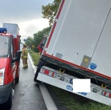 Plama oleju ciągnęła się przez dwa powiaty. Doszło do dwóch kolizji [FOTO] 