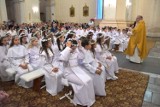Pierwsza Komunia Święta w kościele pw. Najświętszej Marii Panny w Wągrowcu - uroczystość i wzruszenia. Do sakramentu przystąpiło 56 dzieci