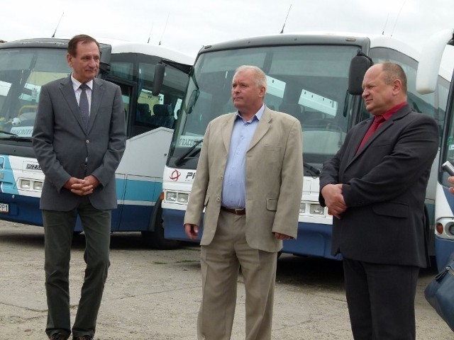 Nowe autobusy dojechały do PKS Bełchatów. Chwalili się nimi szefowie i przedstawiciele właściciela spółki