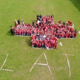 Przedszkolacy ułożyli Żywy Czerwony Krzyż. Happening PCK z udziałem 400 osób (Zdjęcia)
