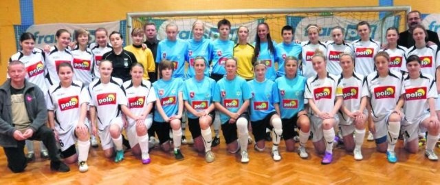 Zespoły Medyka - seniorki i juniorki - z  kadrą szkoleniową podczas Halowego Turnieju Konin Cup 2012