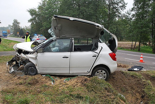 Wypadek w Widełce. Auto uderzyło w przepust drogowy