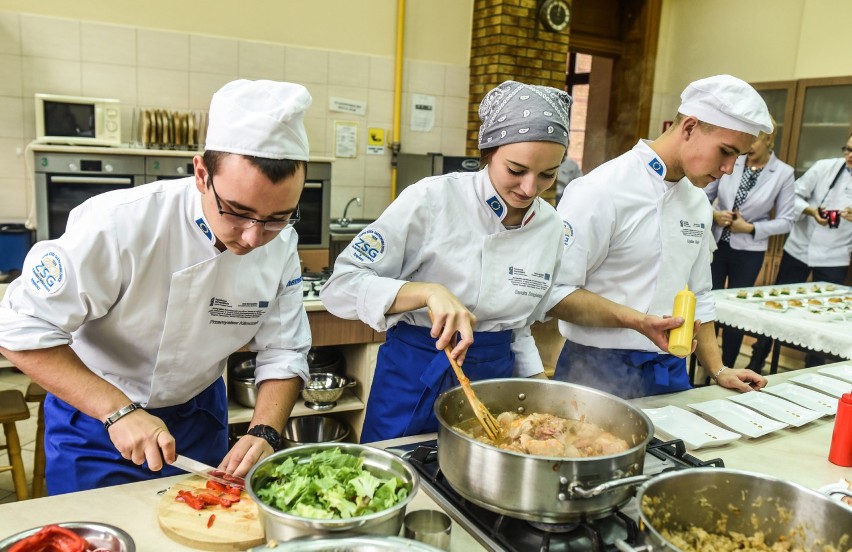 Wczoraj w Zespole Szkół Gastronomicznych było i uroczyście,...