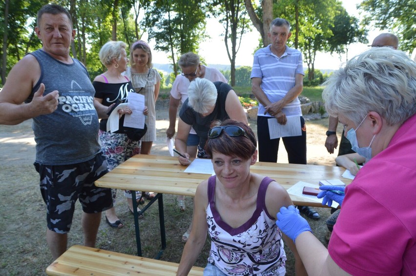 W gminie Miastko przeciw COVID-19 szczepią na potęgę. Podczas festynów, w świetlicach i remizach. Harmonogram szczepień