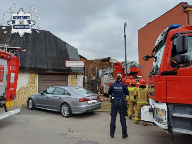 Na miejscu wciąż pracują służby ratunkowe, które przeszukują gruzowisko